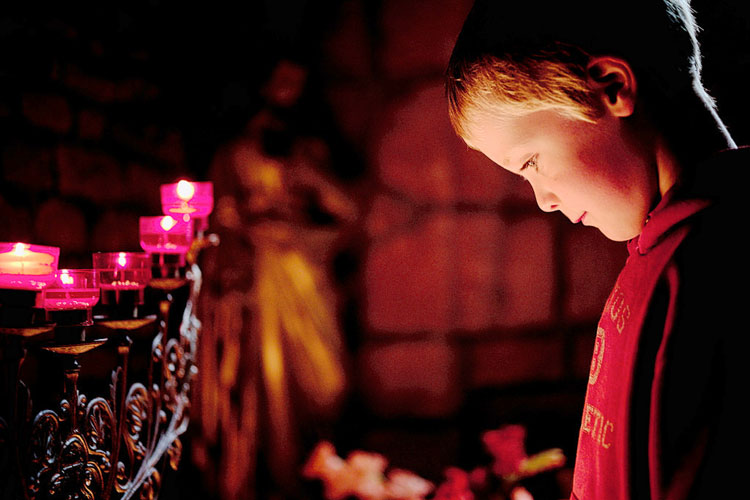 teach faith child in prayer