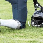 football player kneels national anthem 1