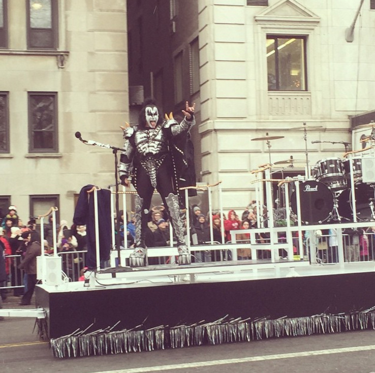 kiss macys thanksgiving parade